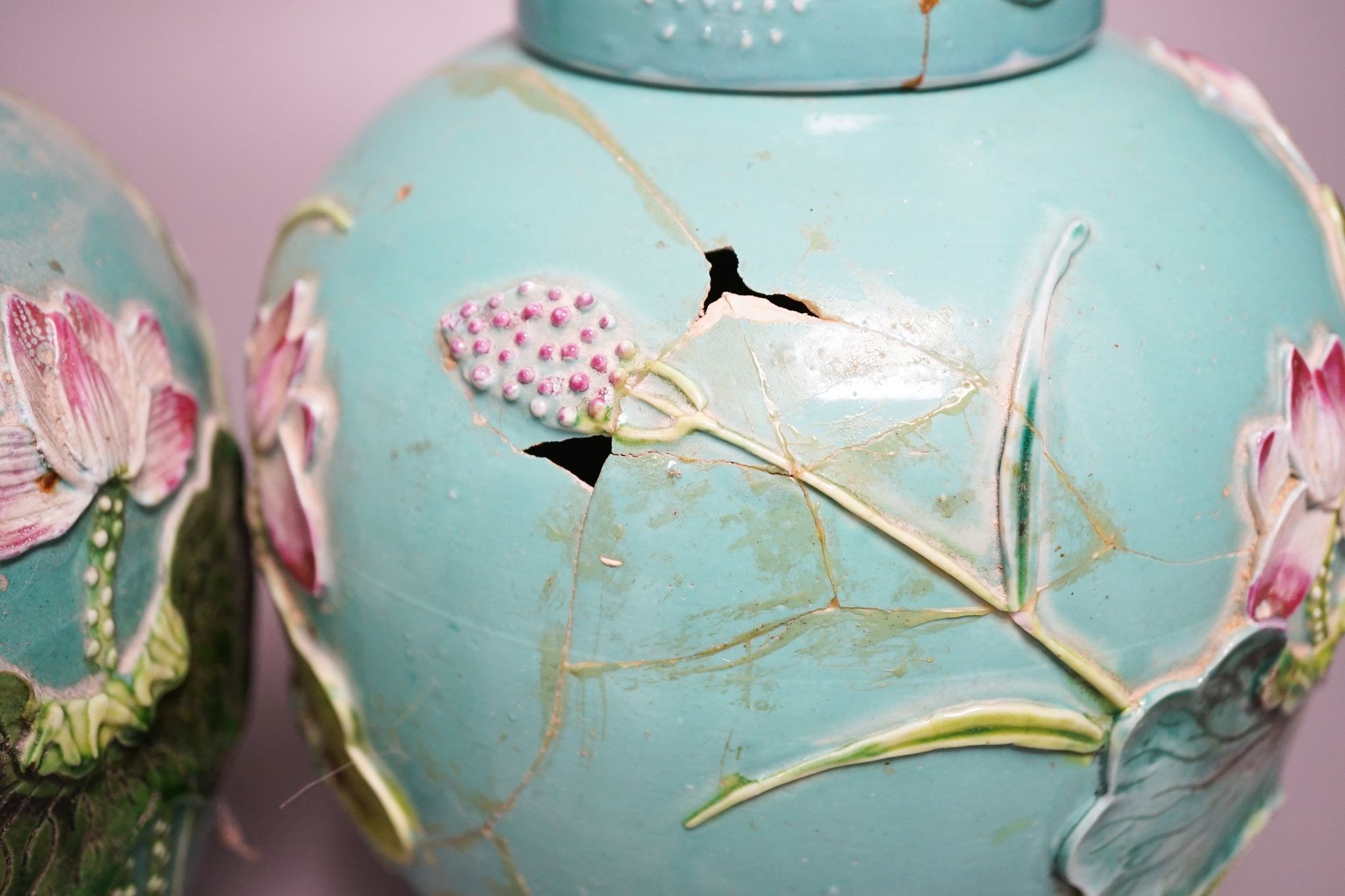 A pair of Chinese enamelled porcelain jars and covers, early 20th century, 17.5cm